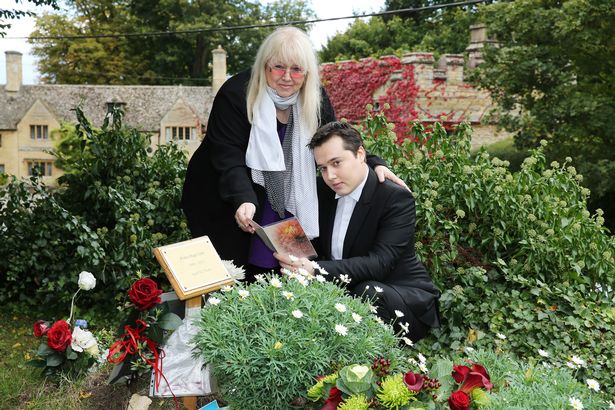 Robin Gibb's widow Dwina on life four months after the Bee Gee singer's death - The Mirror